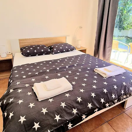 4 * Póla